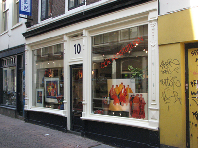 820709 Gezicht op de winkelpui van het pand Vinkenburgstraat 10 (Galerie De Vink ) te Utrecht.N.B. Tussen ca. 1860 en ...